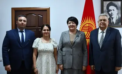 Кыргызстандын эки мектебинде азербайжан тили окутулат