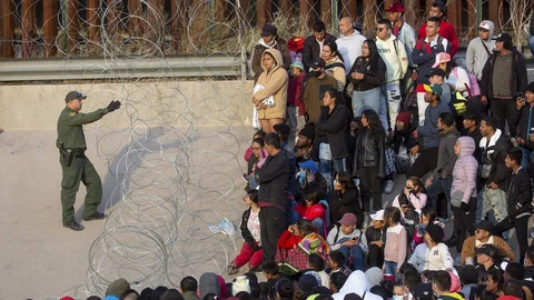2022-12-21T180630Z_1903551561_MT1USATODAY19663967_RTRMADP_3_DEC-20-2022-EL-PASO-TX-USA-A-CUSTOMS-AND-BORDER_0.JPG.jpg