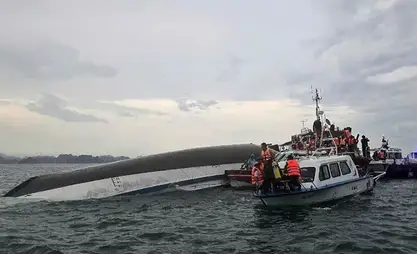 Вьетнамда кайык оодарылып, 30дан ашык адам каза болду