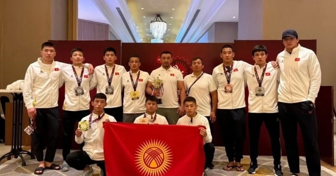 Жас эскимос қыздарының порносы Әйелдер дәретханасындағы жасырын камера.