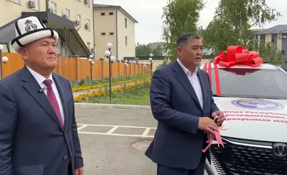 Ош шаарынын мэрине президенттин атынан унаа белекке берилди