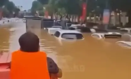 Вьетнамда үйлөр суу астында калып, байланыш токтоду