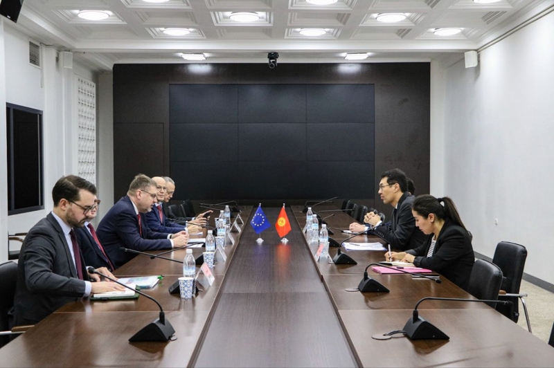 7b70de67-df9d-3f1c-8fe4-7ad028fabae6