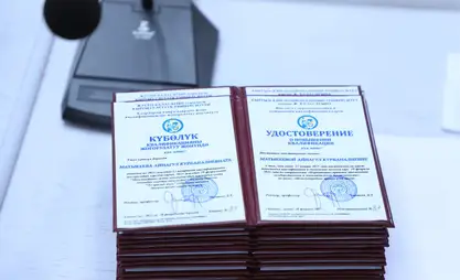 ОшМУнун окутуучуларына квалификацияны жогорулатуу жөнүндө күбөлүктөр тапшырылды