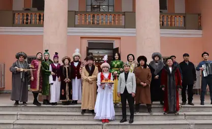 Барпы театры Өзбекстанда "Он экинчи күн" спектаклин тартуулайт