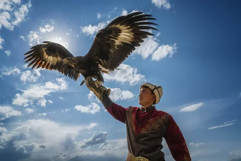 Eagle-Hunters-_5NBtYmW.max-2560x1440.format-webp.jpegquality-90.webp