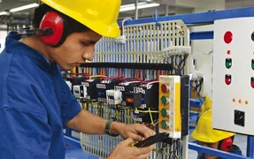 Elektromekhanik-po-liftam.jpg