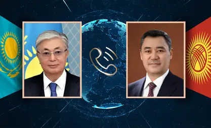 Кыргызстан менен Казакстандын президенттери телефон аркылуу сүйлөшүп, достук маселелерин талкуулашты