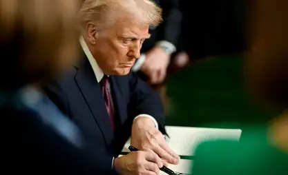 Трамп жети федералдык агенттикти, анын ичинде "Америка үнү" жана "Азаттык" радиосун каржылагандарды кыскартуу боюнча буйрукка кол койду