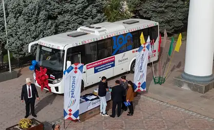 Улуттук университетке билим берүүчү көчмө лаборатория автобусу тапшырылды