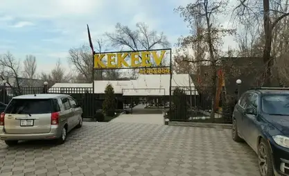 Аламүдүн суусунун боюндагы "Кекеев" кафеси буздурулууда