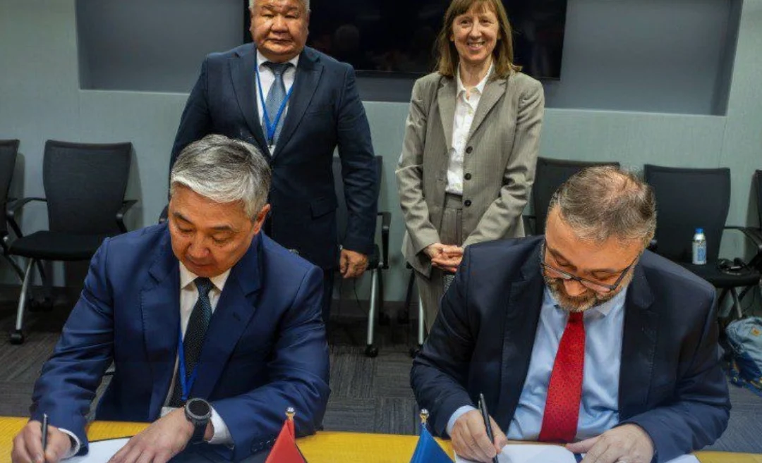 Угольно-Черный и Белый Минималистичный Пользовательский Интерфейс Изменение климата Экоустойчивость Информационная Многостраничная Публикация в Instagram (27).png