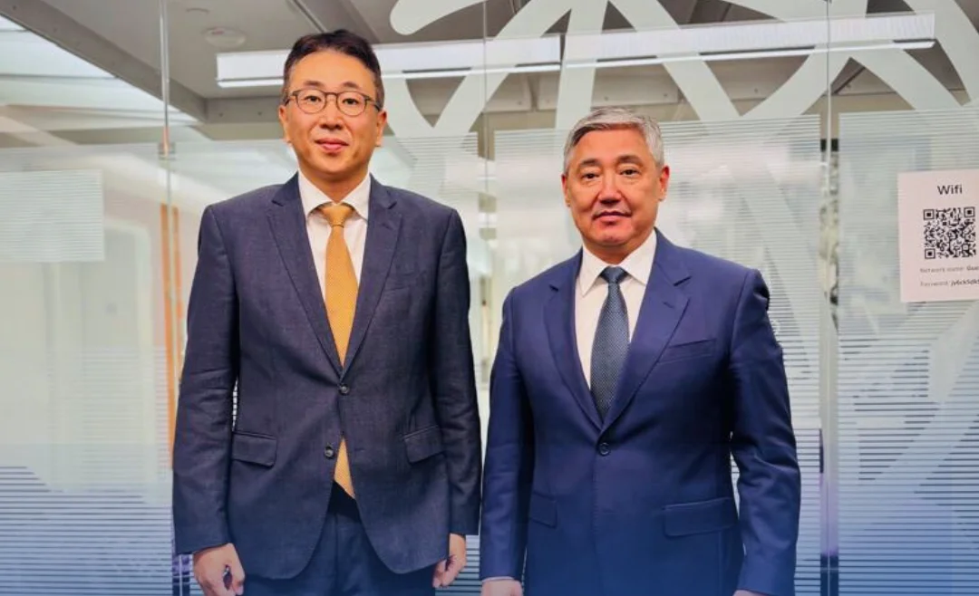 Угольно-Черный и Белый Минималистичный Пользовательский Интерфейс Изменение климата Экоустойчивость Информационная Многостраничная Публикация в Instagram (28).png