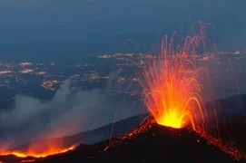 V-Indonezii-vulkan-Semeru-za-sutki-izvergalsya-11-raz-i-vybrosil-pepel-na-48-km.jpg