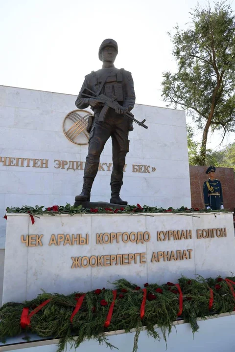 В «Ата-Бейите» почтили память военнослужащих, погибших при защите госграницы (18).jpeg