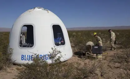 Blue Origin ракетасынын капсуласы менен учкан туристтер жерге ийгиликтүү конду