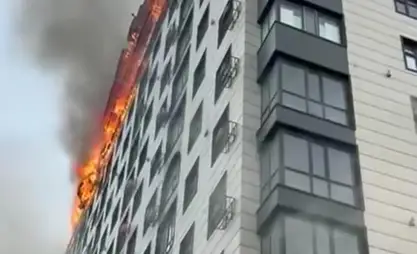 Ошто көп кабаттуу үйдөн өрт чыкты. Жеринде 8 күжүрмөн эсеп иштеп жатат