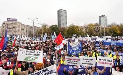 Бухарестте миңдеген адамдар маянаны көтөрүү талабы менен митингге чыкты