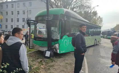 Бишкекте автобустун катышуусунда дагы бир жол кырсыгы катталды