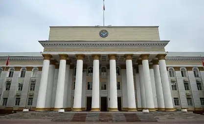 Жогорку Кеңештин жыйыны мурунку Өкмөт үйүндө өтүүдө