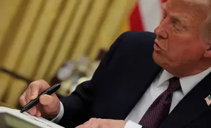 Дональд Трамп жарлыктарды чыгаруу боюнча рекорд койду