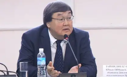 Курманов: Атамбаев артта калды, ага көңүл буруунун кажети жок