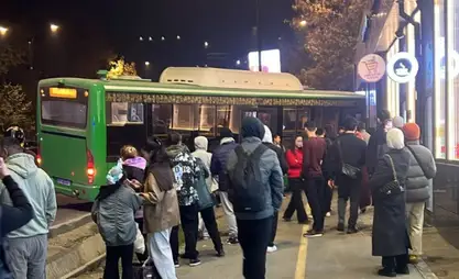 Бишкекте автобус жеңил унааны сүзүп, тротуарга чыгып кетти