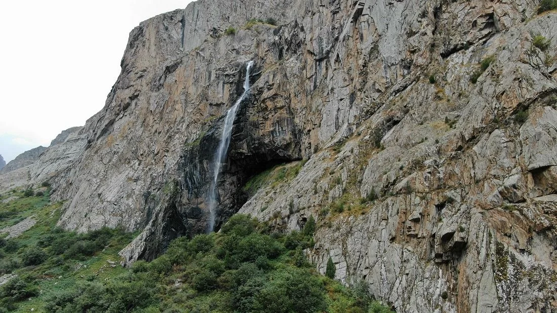 Порнографиялық әйелді ер адамдар қаптаған.