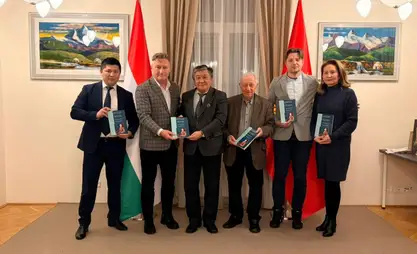 Алыкул Осмоновдун венгер тилиндеги ырлар жыйнагы жарык көрдү