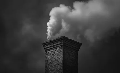 ein-auffallendes-bild-von-rauch-der-sich-aus-einem-schornstein-einer-historischen-fabrik-erhebt_1214173-39769.avif