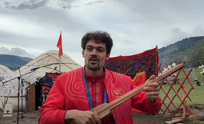 Кырчында канадалык конок комуздун коштоосунда кыргызча обон созду