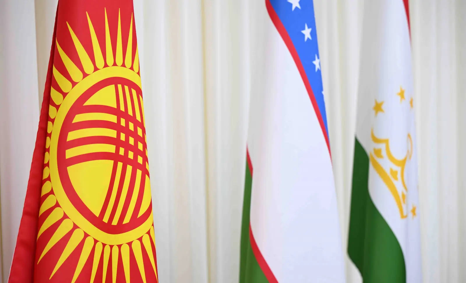 kyrgyzstan-uuzbekistan-tadzhikistan-flagi.jpg