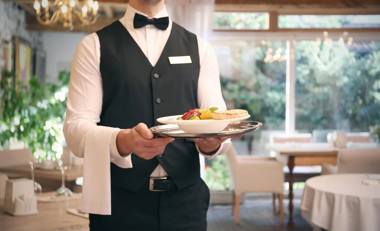 oficziant-vo-franczii (1).jpg