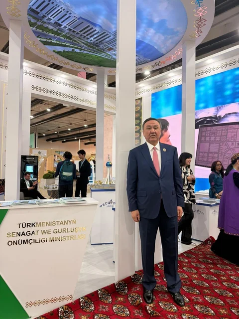 ots-secretary-general-visited-member-states-and-observers-national-pavilions-at-wuf13_9.jpg