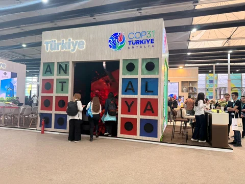 ots-secretary-general-visited-member-states-and-observers-national-pavilions-at-wuf13_5.jpg