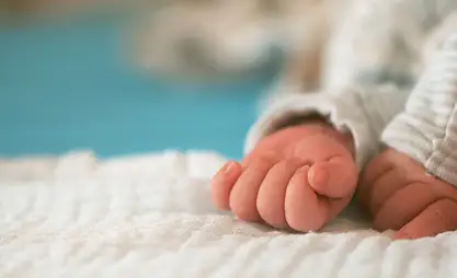 Манас шаарында жаңы төрөлгөн ымыркайды көп кабаттуу үйдүн алдына таштап кетишкен