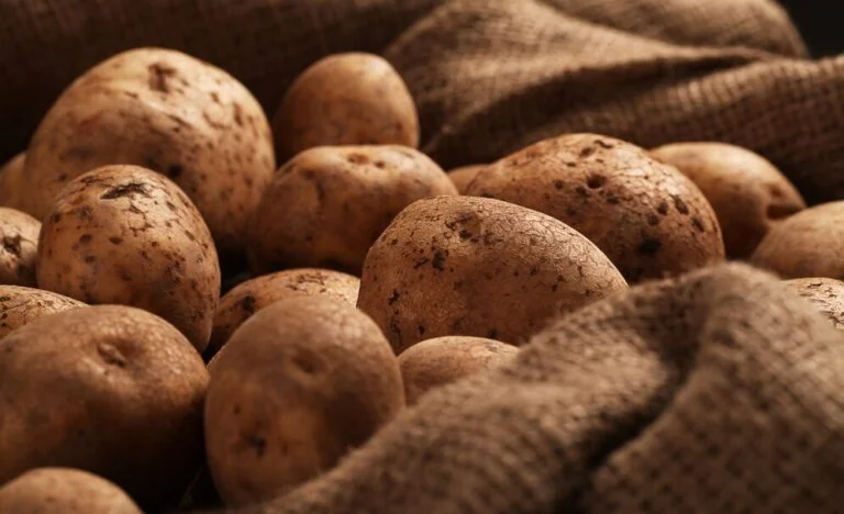 rustic-unpeeled-potatoes-on-a-desks_144627-3900-768x512.jpg