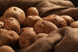 rustic-unpeeled-potatoes-on-a-desks_144627-3900-768x512.jpg